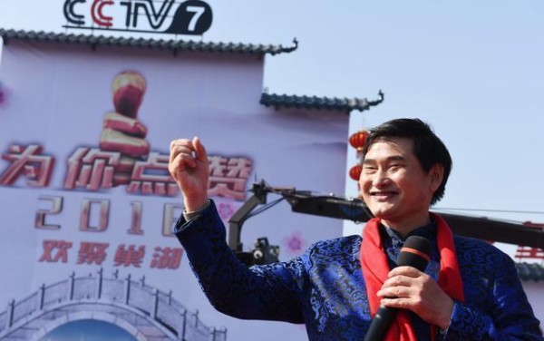 从大门被踹到功德碑被砸，为什么大家都觉得他做公益很假？