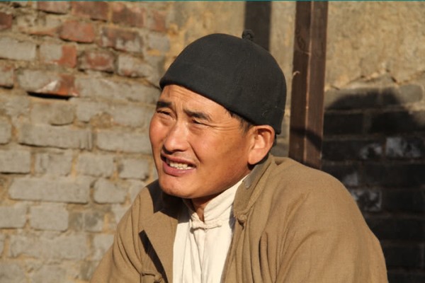 从大门被踹到功德碑被砸，为什么大家都觉得他做公益很假？