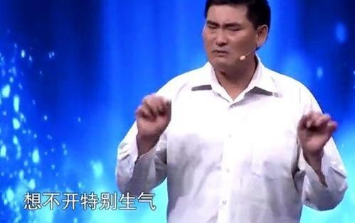 从大门被踹到功德碑被砸，为什么大家都觉得他做公益很假？