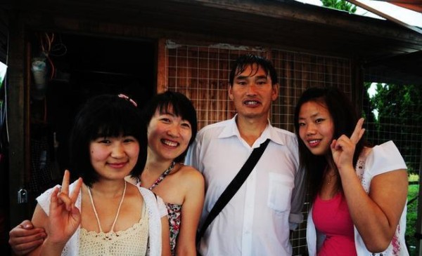 从大门被踹到功德碑被砸，为什么大家都觉得他做公益很假？