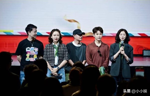 中戏同学会合影,与毛俊杰沈佳妮同框,上台发言做怪表情偷笑