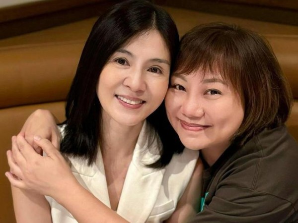 51岁杨采妮近况曝光，低调返港与好友聚会，素颜出镜状态似少女