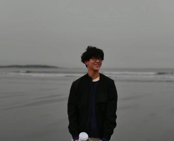 刘孜晒全家福，刚15岁生日的儿子比她还要高，长相随爸爸阳光帅气