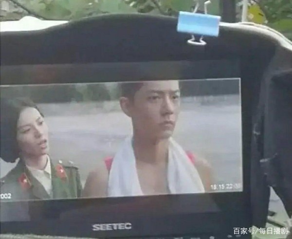 肖战与钟楚曦同框，红色背心肩膀宽厚引热议，《余生》线下宣传