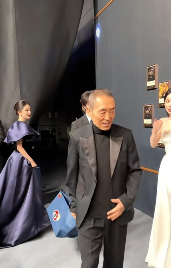 今晚张艺谋携惊蛰无声剧组走红毯，才发现姚安娜已经靠上了老谋子，有份出完这部电影。红毯上合影时安安静静的站在最后的角落