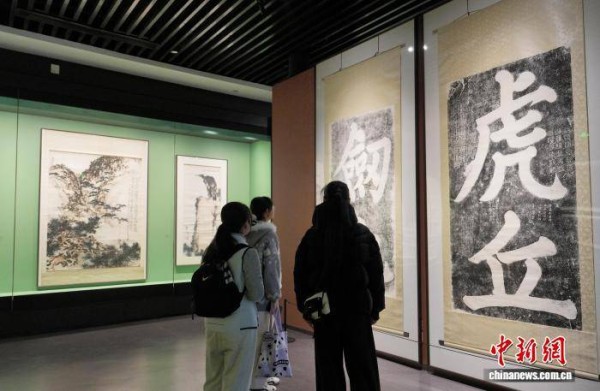 （新春见闻）“不废江河万古流——杜甫行踪遗迹主题展”吸引观众观展