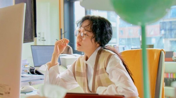 杨紫坦言年过三十还单身，根本不是不想谈情说爱，而是工作封闭剧组生活太累，社交圈被压缩得几乎不存在、连维护朋友都成奢望