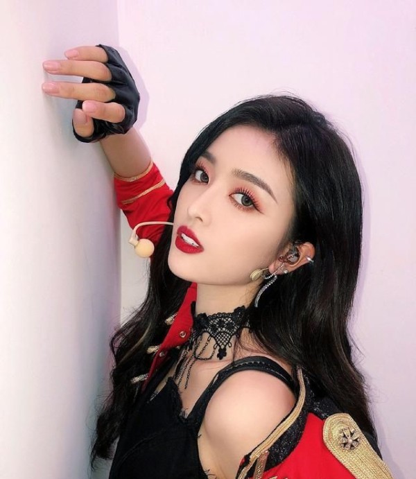 吴宣仪最新造型火出圈!红色制服又酷又美,颜值身材更撩人