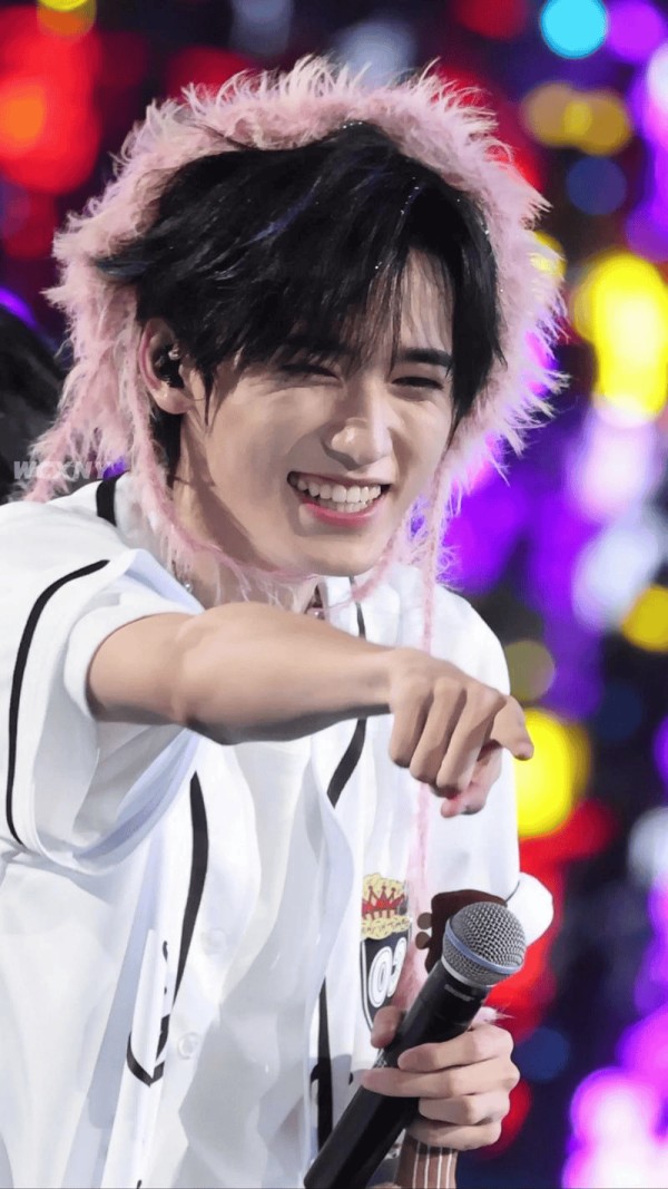 宋亚轩登顶最受年轻人喜爱明星，靠的是接梗比开热点还快