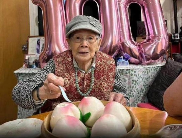 明星官宣恋情：真情流露还是资本算计？