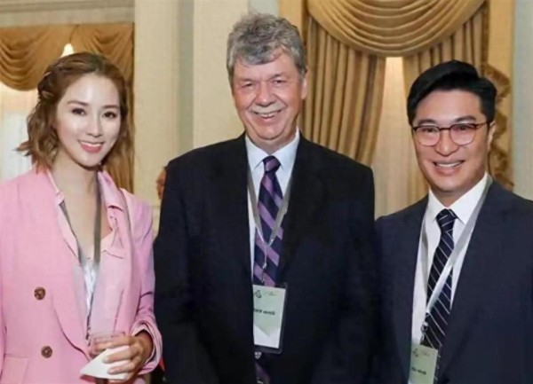 徐子淇陪李家诚出席晚宴穿米黄套装端庄大气，脸型圆润不愧大富豪