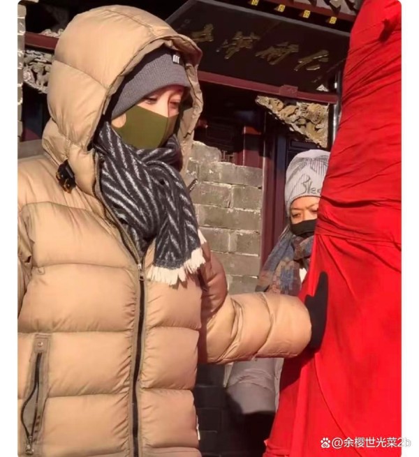 李小冉素颜登山照刷屏：50岁女星的“松弛美学”为何引发全网反思？