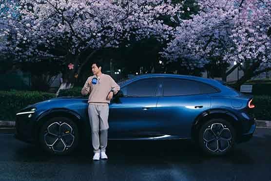 雷军晒新一代SU7实拍，卡布里蓝太绝