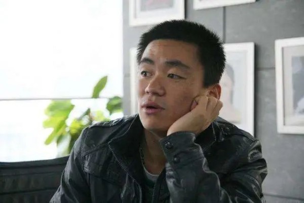 当年，在拍摄《大腕》时，王宝强为了不迟到，头晚在北影厂树下睡了一夜