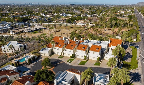 拥有绝佳的景色，凤凰城阿卡迪亚社区崛起!家庭天堂与名人聚集地的完美结合