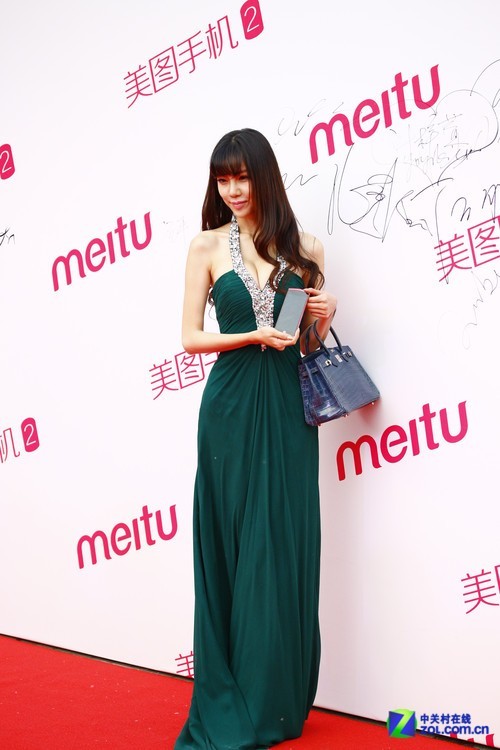 林志颖Angelababy现身 美图手机2发布 