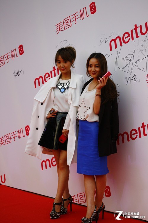 林志颖Angelababy现身 美图手机2发布 