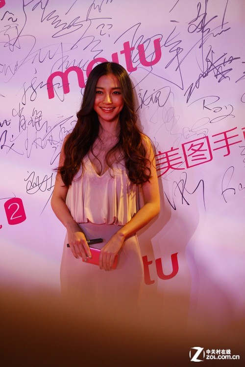 林志颖Angelababy现身 美图手机2发布 
