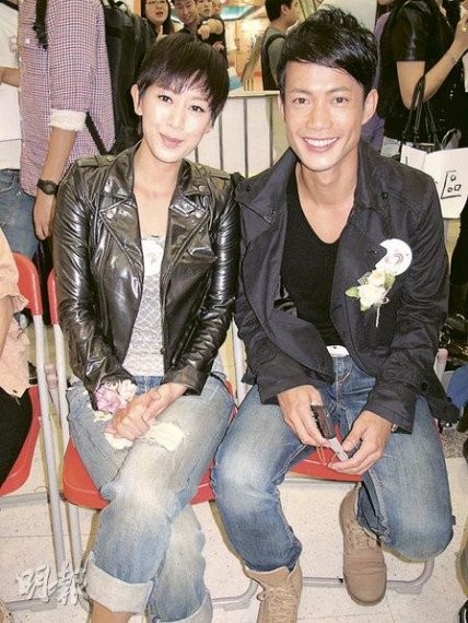 敖嘉年与梁靖琪(左) 出席活动。