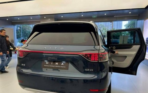 昨晚参加问界M9星光之夜，现场氛围热烈非凡，普通用户与明星车主共同见证27万交付里程碑，销量、口碑三冠王实力兑现高端社交体验-有驾