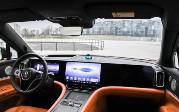 昨晚参加问界M9星光之夜，现场氛围热烈非凡，普通用户与明星车主共同见证27万交付里程碑，销量、口碑三冠王实力兑现高端社交体验-有驾