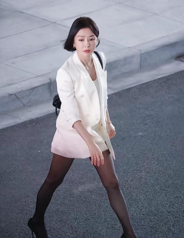 秦岚脚踩一字带黑色高跟，黑丝大长腿又直又长，保养的真好