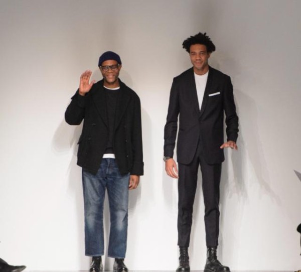 黑色内搭十分时尚，搭配深色花纹的长款外套，气场受欢迎