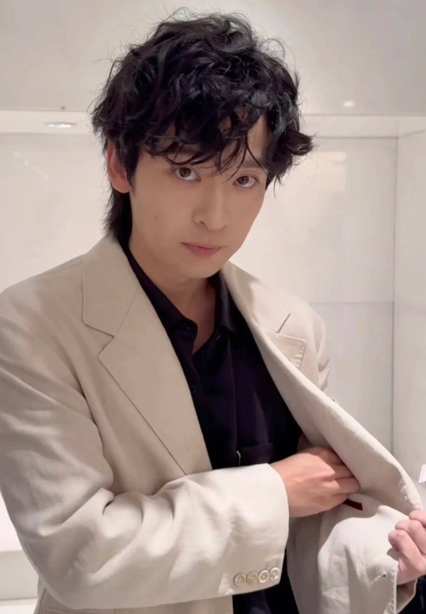 董子健带娃聚餐：褪色帽子+胡子拉碴=京圈太子爷的“精致育儿”？