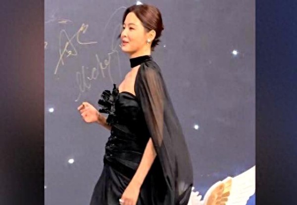 张艺谋身边位置有多重要？看看他身后的辛芷蕾，你就懂什么是江湖地位了