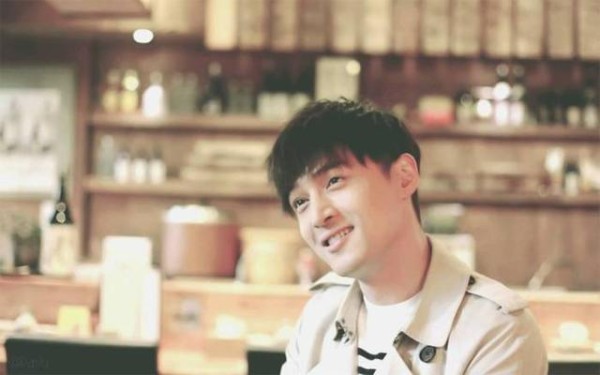 小葡萄的侃侃：胡歌和患病女粉丝聊天“我不是骗子” 网友：娱乐圈最真！小葡萄侃天侃地，快来关注我吧~娱乐圈从来不乏长得好看的人也不乏有才华的人，于是对于绝大数的艺人来说身处娱乐圈就有许多生不由己的事情，不管你是同意不同意都会有“另一个自己”即人设。
在我们还不知道有人设这回事时总觉得明星真是各有特色又各有好坏，了解后我们看待每一位明星的性格甚至他做的事都会不自觉的联想到“人设”现在甚至调侃道某位明星...