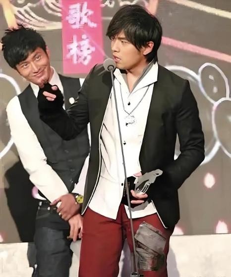 真相大白！造谣“顶流男星澳门赌博输10亿”的网民被拘，身份细节曝光