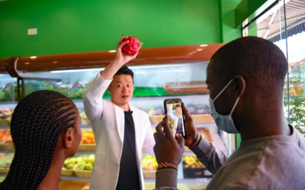 9月29日，王垚和他的团队在一起拍摄短视频。新华社记者 李琰 摄