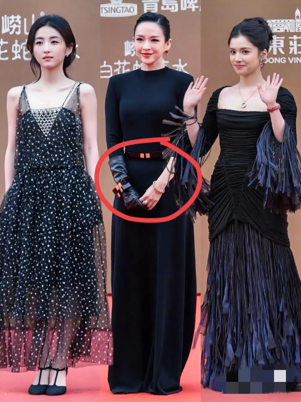 清清河水：今天晚上章子怡

又给内娱的女明星上了一课

华表奖走红毯现场，章子怡没有穿特别暴露的礼服。反观秦海璐，她的衣服真的有点不符合，不是因为太暴露了，而是因为从侧面看真的小肚子有一点突出，而且身材不好

赵雅芝这次跟李若彤一起走红台了，没有找叶童

不过最吸引我的还是46岁的章子怡，她穿了一身黑色的晚礼服，右手戴了一只手套，左手没有戴手套看起来很霸气

一点都没有漏，反而感觉她真的很端庄，
...