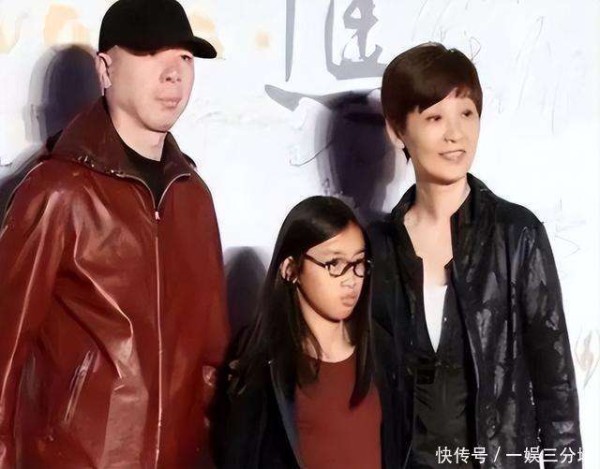 徐帆回应离婚传闻后隐身，冯小刚携19岁徐朵亮相，家庭重心在转移
