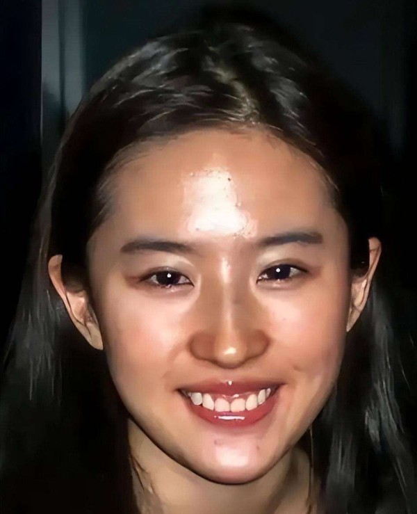 恋情曝光？刘亦菲未修图引争议，真实身材打脸完美人设