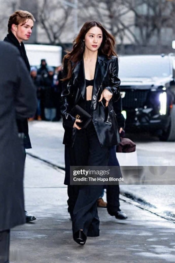 郑秀晶看秀皮衣搭内衣超放得开，气场不输娜然！