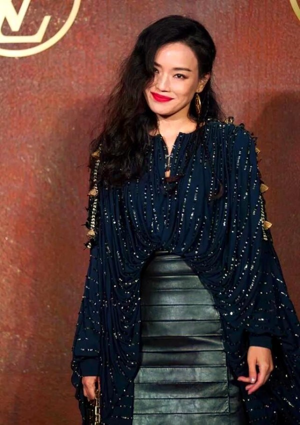 时尚秀场上的迷人女性风采：从刘亦菲到何超莲的穿搭大赏