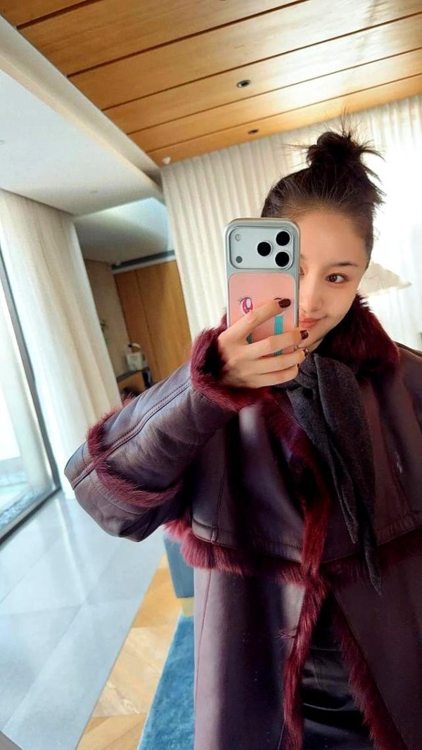 王子文新年造型有多美？酒红皮草配红色小包，高马尾气场全开