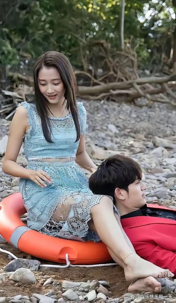 明星们总会有一些想要删掉的照片，关晓彤也不例外。有一组她的写真，估计就是她想删去的