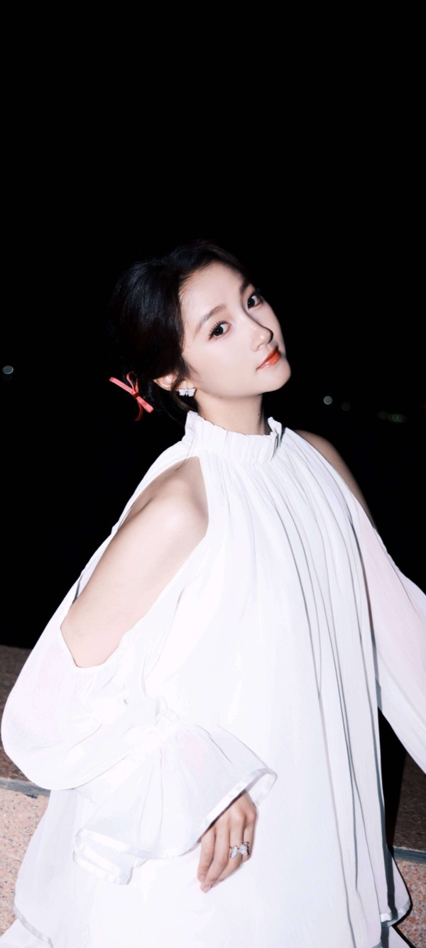 关晓彤新年白裙造型曝光，评论区却炸了：这腰比我人生规划还清晰