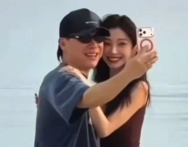 娱闻星事：#创作训练营开营啦#不藏私但不报备！胡彦斌恋情回应翻车，粉丝与公众看法大撕裂。
确实，虽然说明星很多的工作都是公开的，但是明星的个人生活具有隐私性，这个无可置疑。
2025年11月，胡彦斌与易梦玲的恋情相关事件引发广泛热议。事件始于网友曝光的二人在马尔代夫牵手拥吻的视频，对此易梦玲方面回应称视频为AI生成，而胡彦斌在机场面对围观者时，却主动引导大家发社交媒体证实视频并非合成，间接承认了恋...