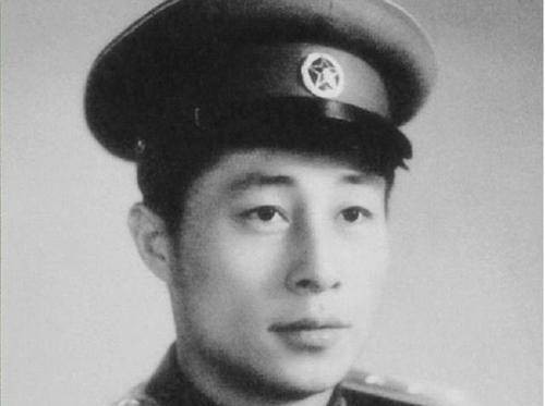 他是当之无愧银幕第一帅，家庭和睦，50多年与妻子仍是模范夫妻