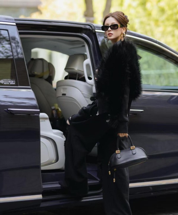 从品牌挚友到全球首穿，杨超越一年三登时装周，网友调侃“巴黎是她家”