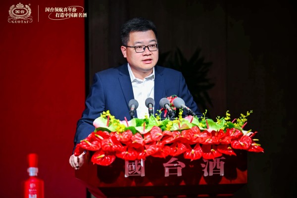 图为中国酒业协会名酒收藏委员会秘书长刘海坡