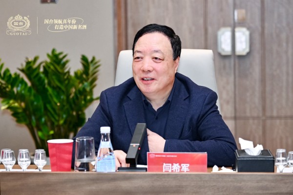 图为天士力创始人、国台数智酒业集团荣誉董事长、创新生产力总师闫希军