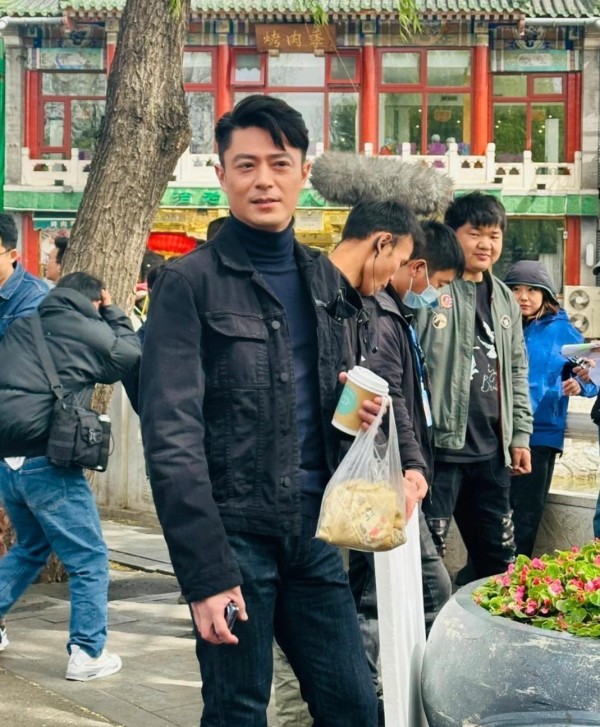 46岁的霍建华现身北京什刹海，利落短发搭配深色牛仔装，棱角分明的脸庞尽显成熟男人的沉稳大气，简约穿搭尽显绝佳衣品