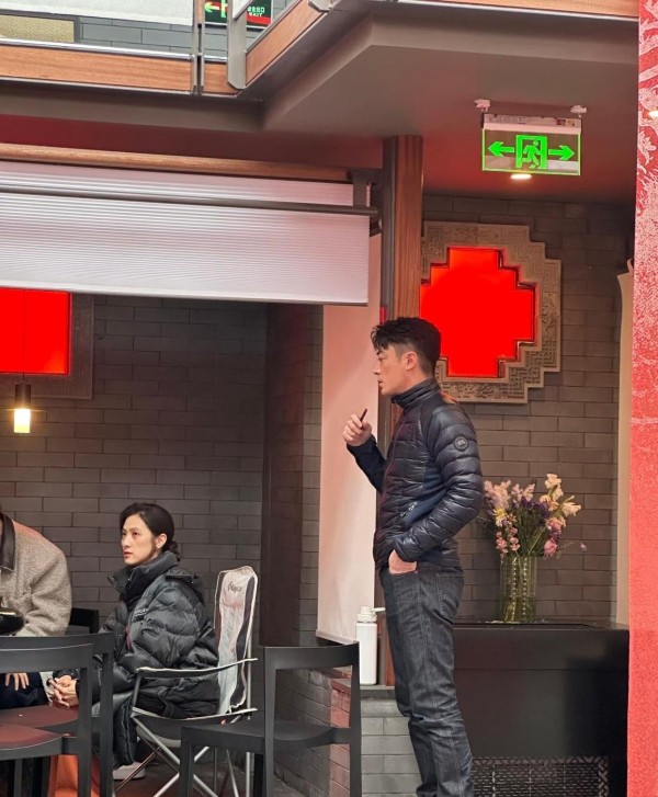 霍建华请剧组一起吃饭，独自坐一旁忍着不吃，演员都十分自律！