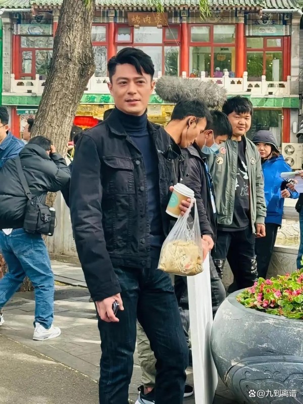 霍建华什刹海拍新剧《轻年》，路人视角展真实状态