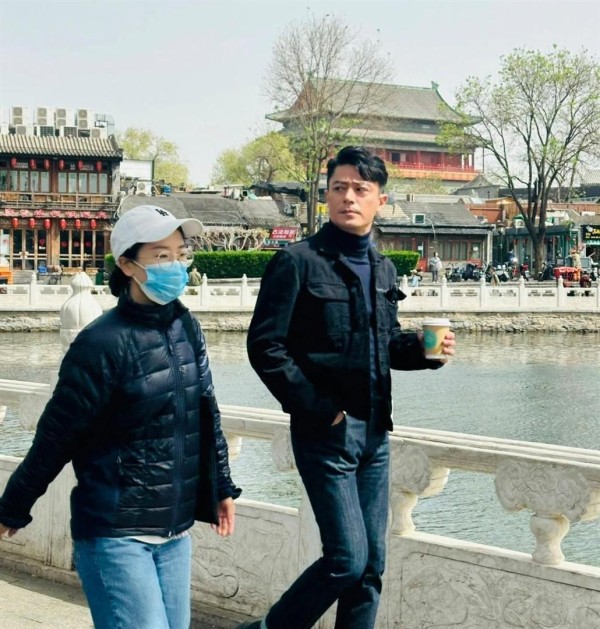 47岁霍建华北京街头被偶遇，煎饼咖啡配共享单车，真实得让人想喊声大哥