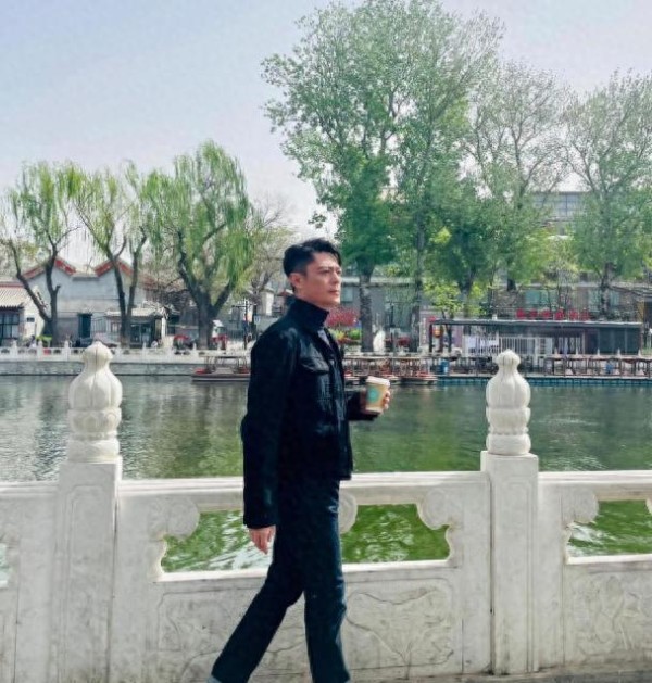 47岁霍建华街头素颜现身北京什刹海街头，看起来挺矮的，但还是很帅气